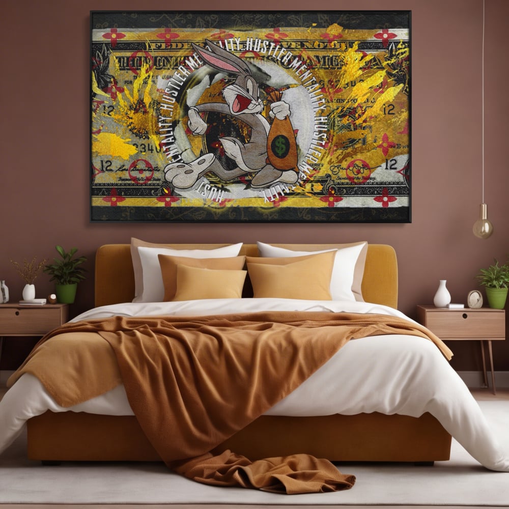 Tablou canvas cu tablou canvas cu dolar si bugs bunny, in rama de aluminiu negru, pe perete intr-un dormitor